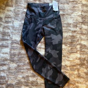 Old Navy Active Go-Dry Elevate Camo Legging High rise 7/8 Ankle Size S New